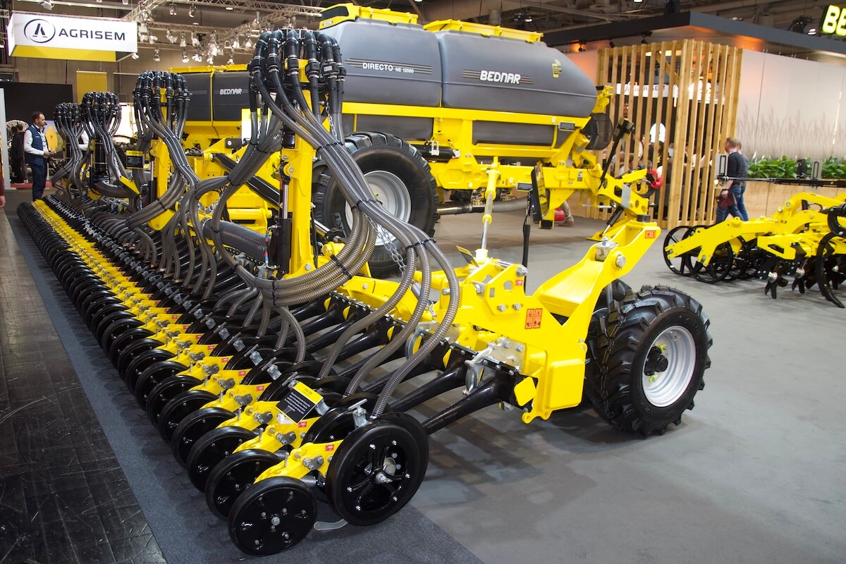 Nuovo modello di seminatrice da sodo Bednar Directo NE 12000 con larghezza di lavorio di 12 metri